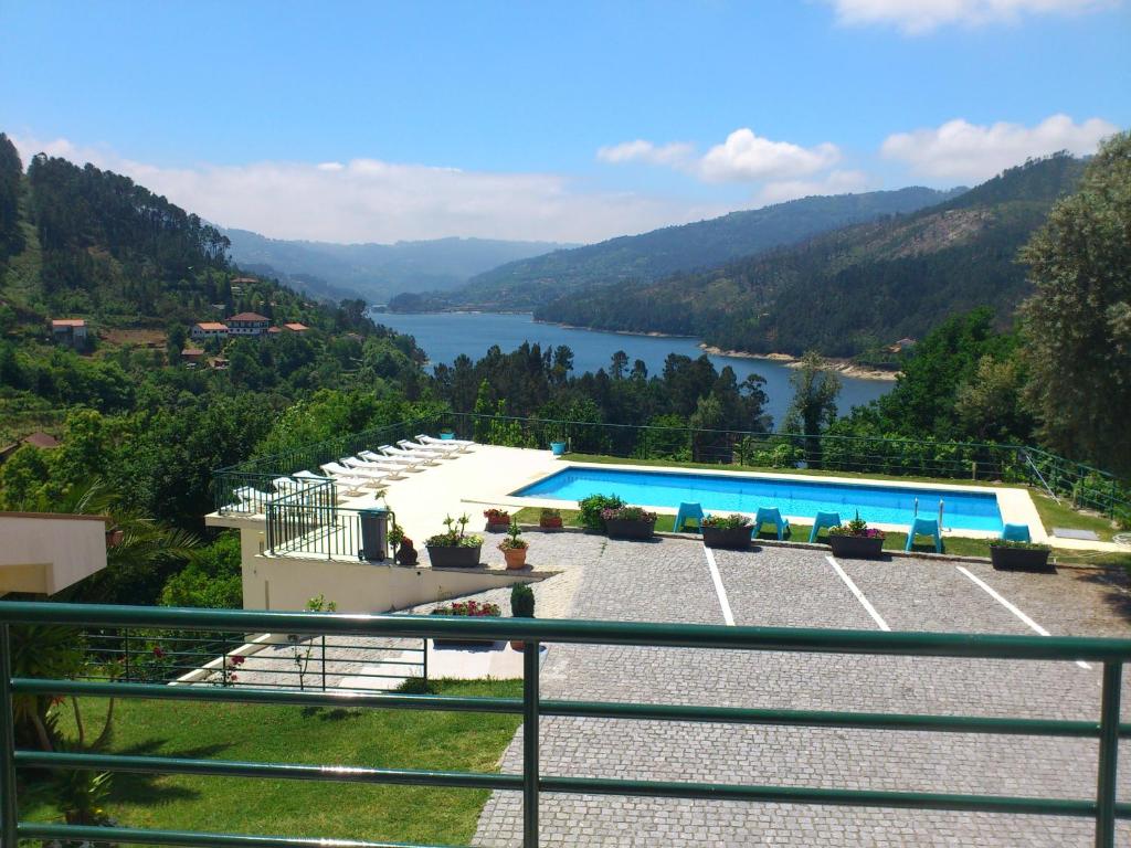 Piscina e Vista para o Lago Hotel Lagoa Azul do Gerês Piscina e Vista para o Lago Hotel Lagoa Azul do Gerês